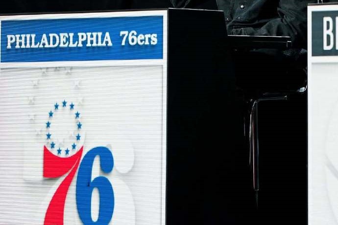 76人隊與馬刺洽談交易榜眼簽的可能性