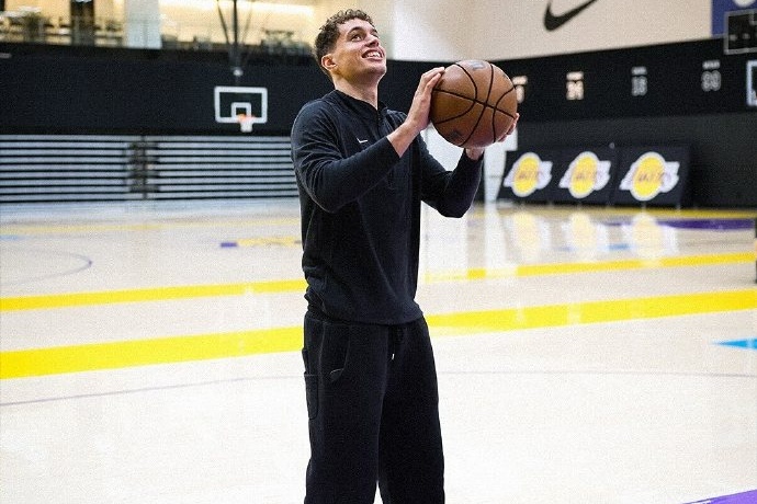 湖人與克里斯·馬農簽下雙向合同，新賽季身披湖人30號球衣