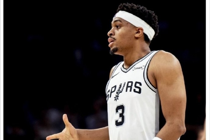 馬刺官宣：凱爾登·約翰遜新賽季換回3號球衣，上賽季曾為保羅讓號改穿0號